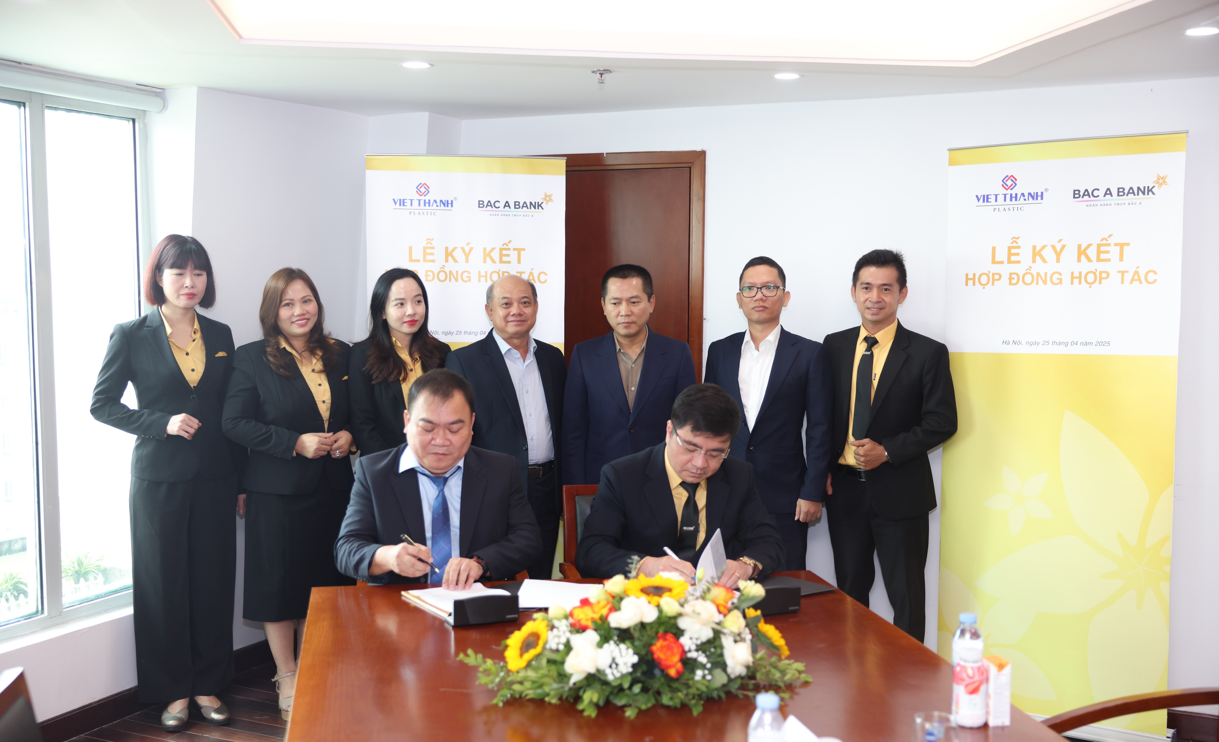 Dai dien hai ben ky ket HD hop tac